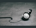 Słuchawki nauszne studyjne beyerdynamic DT 880 Pro 250Ohm widok słuchawek na podłodze