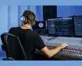 Słuchawki nauszne studyjne beyerdynamic DT 880 Pro 250Ohm widok słuchawek w studiu