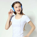 Słuchawki przewodowe RockPapa iPhone iPod iPad MP3/4 CD/DVD widok dziewczyny słuchającej muzykę