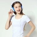 Słuchawki przewodowe RockPapa iPhone iPod iPad MP3/4 CD/DVD widok dziewczyny słuchającej muzykę