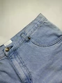Spodnie damskie jeansowe z rozszerzoną nogawką widok zamka