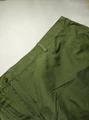 Spodnie damskie lekkie ze śliskiego materiału butelkowa zieleń Plus Size Casual W.E.A.R widok zamka