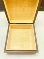 Stara niemiecka szkatułka pudełko na biżuterie zegarki widok z boku.