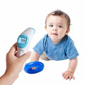 Termometr bezdotykowy na podczerwień METENE widok z dzieckiem