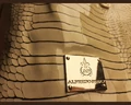 Torebka Alfredo Pauly ze skóry węża kuferkowa beżowa elegancka widok logo tabliczki