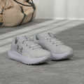 Under Armour Charged Surge 4 – damskie buty do biegania, białe – zdjęcie 5
