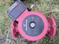 Bezdławnicowa pompa obiegowa GRUNDFOS UPS 65-30/4 F widok z przodu