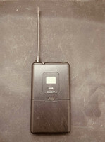 Bezprzewodowy system Bodypack FIFINE K037 20-kanałowy UHF mini XLR widok z tyłu.