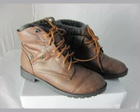 Buty zimowe botki brązowe widok z lewej strony