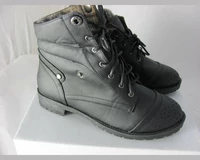 Buty zimowe botki czarne widok z prawej strony