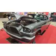 Dodge Custom Royal 1958 – Klasyk w Futurystycznym Stylu Restomod widok z przodu