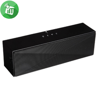 Duży przenośny głośnik Bluetooth AmazonBasics BTV3 widok z przodu.