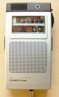 Dyktafon stereofoniczny Grundig Stenorette 2020 na kasety widok z przodu.