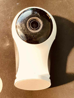 Kamera na podstawce niania K1-B 1080P Pan/Tilt widok z przodu.