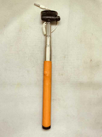 Kijek do selfie stick monopod statyw pilot Bluetooth pomarańczowy widok z przodu.