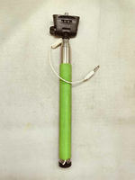 Kijek do selfie stick monopod statyw pilot Bluetooth zielony widok z przodu.