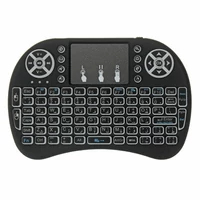 Klawiatura bezprzewodowa mini smart TV android box I8+ widok od przodu.