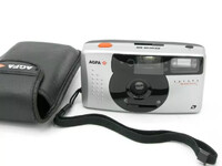 Kompaktowy aparat analogowy Agfa Futura Autofocus 2 Agfa Lens widok z przodu.