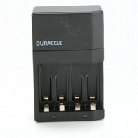 Ładowarka do akumulatorów baterii Duracell CEF14EU4 AA R6 AAA R3 widok z przodu.
