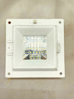 Lampka lampa solarna LED kwadratowa szybki montaż biały widok z przodu.