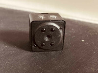 Micro szpiegowska kamera kwadratowa Mode FHD widok z przodu.