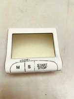 Mini mały budzik alarm przenośny z podpórką magnes biały widok z przodu.