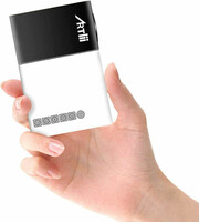 Mini projektor Artlii YG300 2020 przenośny kieszonkowy widok w ręku