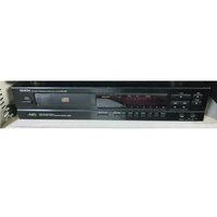 Odtwarzacz CD Denon DCD-690 widok z przodu.