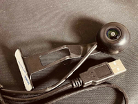 Okrągła mini kamera szpiegowska na USB z mocowaniem widok z przodu.