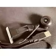 Okrągła mini kamera szpiegowska na USB z mocowaniem widok z przodu.
