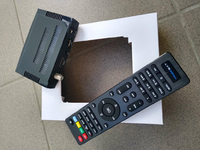 Oryginalny pilot do dekodera Freesat V7 MAX V7 Combo TV Box widok z przodu.