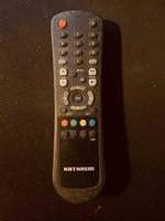Oryginalny pilot do telewizora Kathrein czarny widok z przodu.