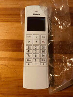 Pilot telefon marki Brondi LCD biały widok z przodu.