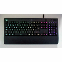 Przełącznik i klawisz do klawiatury Logitech G213 widok z przodu.