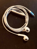Przewodowe słuchawki douszne AirPods iPhone Lightning P49 widok z przodu.