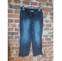 Spodnie damskie jeansowe z ozdobnymi przetarciami widok z przodu