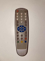 Srebrny pilot do telewizora TV Savio RF-MAK RC044. widok z przodu.