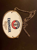 Szyld piwa Erdinger na łańcuchu widok z przodu.