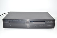 Wzmacniacz odtwarzacz CD Yamaha CDX-390 widok z przodu.