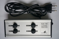 Wzmacniacz stereo Monacor SLA 48 4-kanałowy widok z przodu.