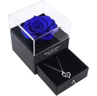 Zakonserwowana "wieczna" róża z pudełkiem na biżuterię I Love You widok z przodu