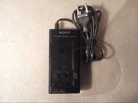 Zasilacz do kamer Sony AC-V30 7,5V 1,6A 1,3A widok z przodu.