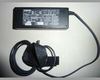 Zasilacz Toshiba PA3283U-1ACA 15V 5A 75W 6.5mm widok z przodu