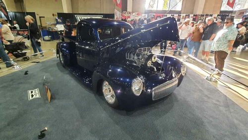 1941 Willys Pickup – Supercharged Show Truck w Stylu Pro Street widok z boku