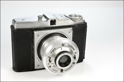 Aparat fotograficzny Dacora Digna 1:8/80mm Kamerawerk widok z przodu.