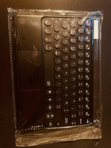 Bezprzewodowa klawiatura do tabletu Bosewek Case czarny widok z przodu.