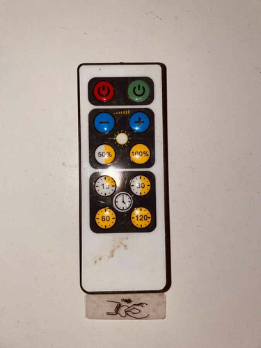 Biały pilot do lampy oświetlenia LED widok z przodu.