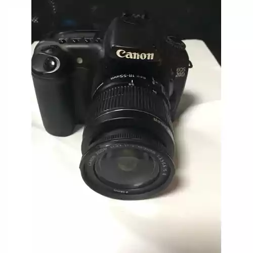 Canon Eos 20 D +obiektyw 18-55 mm.Używany stan dobry widok z przodu od góry