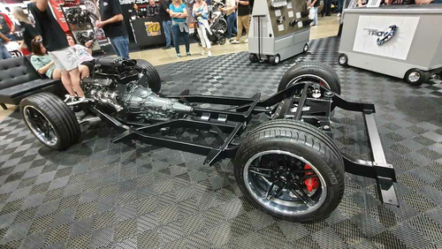 Custom Frame and Drivetrain – Gotowe Podwozie do Projektu Restomod widok z boku