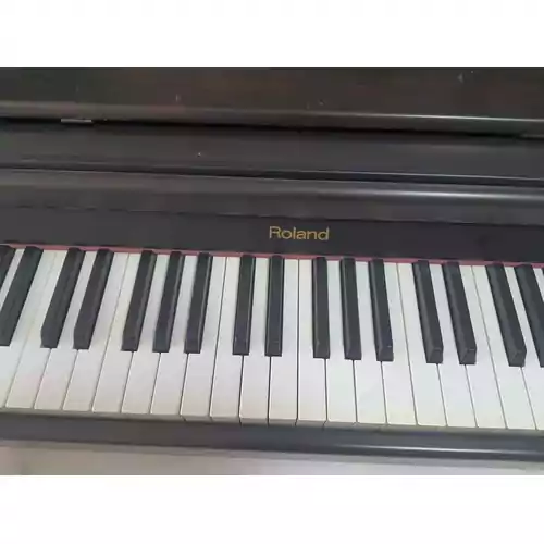 Cyfrowe Pianino Roland hp 137 widok logo
